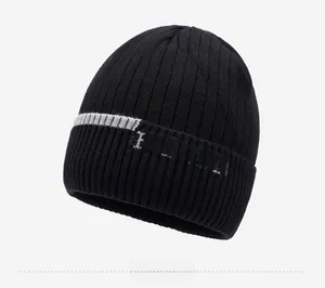 Detailaufnahme der schwarzen Rippstrickmütze mit weißen Streifen und FTMY-Schriftzug