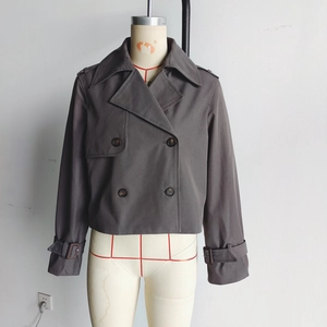 Vue détaillée du trench-coat court anthracite à double boutonnage avec pattes de serrage