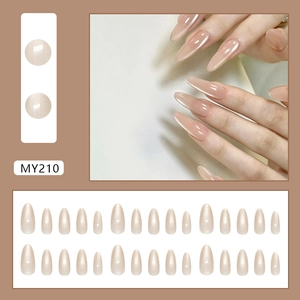 Set unghie finte cat eye color nudo con forma a mandorla lunga e finish perlato