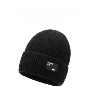 Detail der schwarzen Winterstrickmütze mit quadratischem Berglogo und dickem Rippbündchen