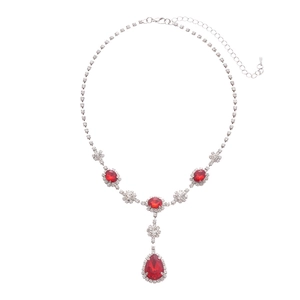 Élégant collier en Y argenté avec pendentif goutte rouge et accents de cristaux brillants
