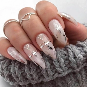 Lange künstliche Mandel-Nägel in Nudepink mit silbernen Linien und Folien-Details