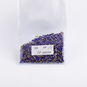 Macro-opname van PP16 donkerblauwe strasstenen in transparante verpakking voor DIY hangers