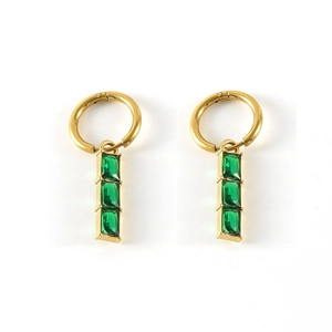 Détail de boucles d'oreilles en acier doré 18K avec zircons verts rectangulaires