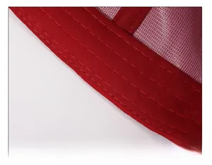 Detail der roten Baseballkappe mit verstärktem Schweißband und präziser Nahtführung