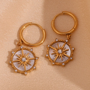 Macro des boucles d'oreilles boussole plaquées or 18 carats avec nacre et cristaux