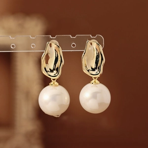 Elegante französische Vintage-Perlenohrringe mit goldenem Hammermetall und Perlen