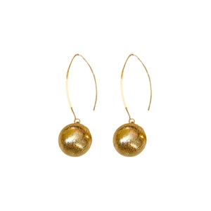 Boucles d'oreilles boules dorées brossées avec crochets minimalistes sur fond blanc
