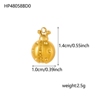 Pendentif coccinelle doré en acier inoxydable avec dimensions et poids indiqués