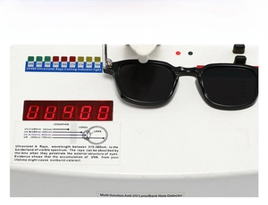 Prueba detallada UV400 mostrando gafas de sol cuadradas negras en un detector profesional
