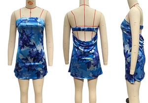 Vue triple d'une mini robe en satin à imprimé floral et dos nu sur un mannequin