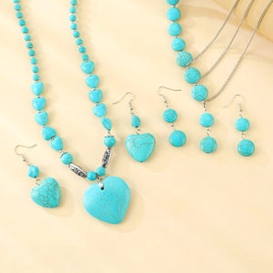 Detailansicht des böhmischen Türkis-Schmucksets mit Herz-Halskette und Ohrringen