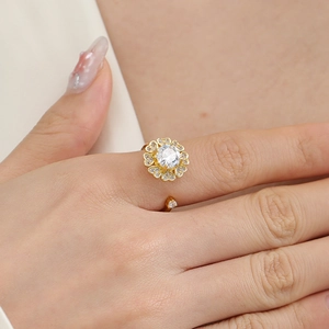 Adjustable spinning ring in gold finish with heart motifs and sparkling cubic zirconia