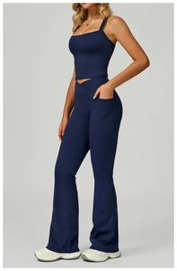 Détail de l'ensemble yoga bleu marine avec pantalon évasé à taille croisée et poche latérale