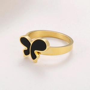 Bague minimaliste en acier doré ornée d'un motif papillon noir asymétrique