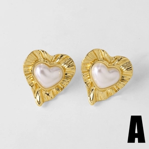 Elegantes pendientes de corazón dorados con perla vintage y borde de metal plisado