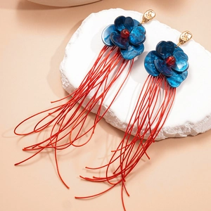Boucles d'oreilles fleurs en acrylique bleu avec franges rouges sur pierre