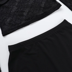 Détail de l'ourlet en dentelle noire et de la taille élastique en tricot de l'ensemble deux pièces