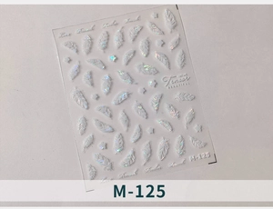 Dettaglio macro degli adesivi per unghie 3D olografici piuma M-125 con trama a rilievo