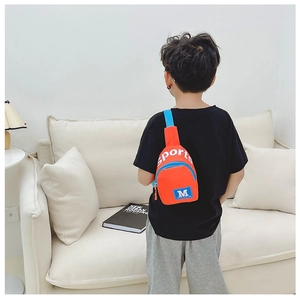 Détail du sac de poitrine orange et bleu pour enfants avec imprimé lettre M porté