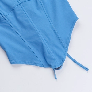 Détail du haut corset bleu montrant les coutures de qualité et la texture du tissu