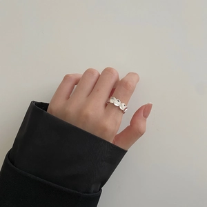 Vista detallada de un anillo de plata S925 con diseño de discos en dedo femenino