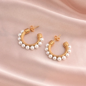 Orecchini a cerchio a C vintage dorati con piccole perle bianche su raso rosa