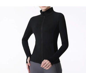 Détail de la veste de sport noire avec passe-pouces et col montant pour l'entraînement