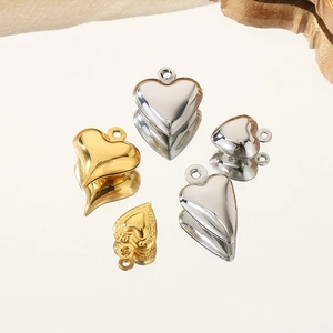 Dettaglio di ciondoli a cuore placcati oro 18 carati e argento con finitura lucida