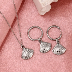 Ensemble collier et boucles d'oreilles en acier argenté en forme d'éventail sur soie