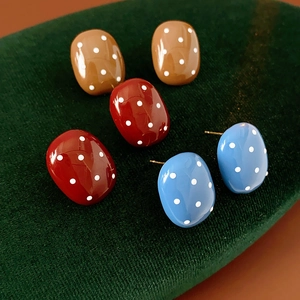 Tre paia di orecchini vintage ovali a pois marrone rosso e blu su espositore in velluto