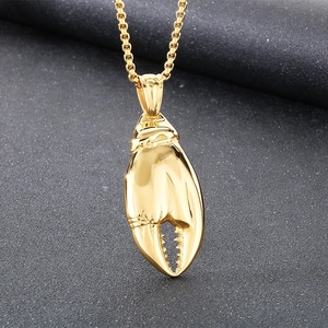 Nahaufnahme eines goldenen Hummer-Anhängers an einer Box-Kette mit poliertem Metallglanz