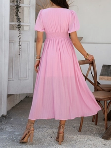 Rückansicht des rosa Maxikleids mit kurzen Ärmeln, elastischer Taille und Puffärmeln