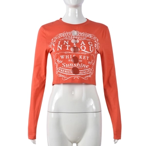 Detail des orangefarbenen Vintage-Crop-Tops mit Ausschnitt und Metallschnalle