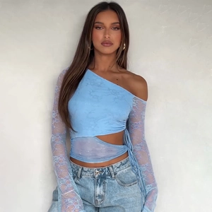 Dettaglio del top in pizzo azzurro con apertura laterale e coulisse regolabile