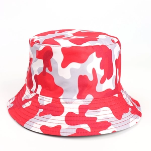Détails du chapeau bob camouflage rouge et gris avec des coutures renforcées sur le bord