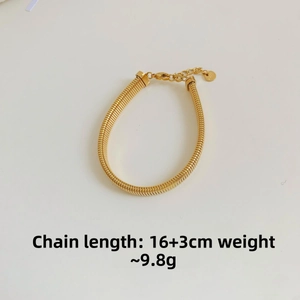 Detail view of a 16+3cm gold striped snake chain bracelet with lobster clasp and tag