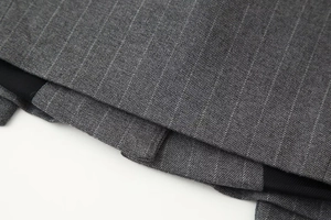 Vue détaillée de la texture du tissu à rayures gris foncé pour l'ensemble veste et pantalon