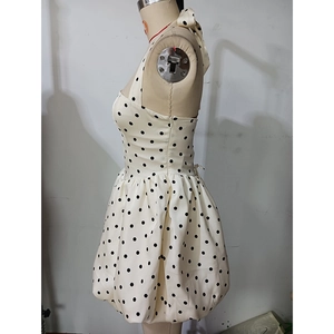 Détail d'une robe à pois avec coupe dos nu et jupe évasée à effet volumineux