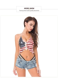 Dettaglio degli shorts in denim consumato con top a farfalla di paillettes a bandiera USA
