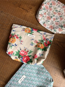 Drei Vintage-Kosmetiktaschen aus Baumwolle mit Blumenmuster und gewebten Etiketten
