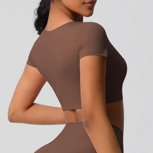 Gros plan du haut de yoga marron montrant la texture élastique et la coupe ajustée