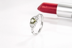Macro view of S925 silver ring featuring heart-shaped green stone and Celtic knot detailing