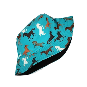 Cappello a secchiello reversibile blu con eleganti stampe di cavalli per protezione solare