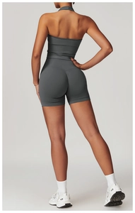 Gros plan sur un short de sport sans couture à taille haute avec effet push-up fessier
