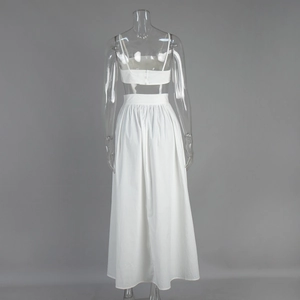 Détail d'un ensemble blanc en coton avec haut court boutonné au dos et une jupe longue taille haute