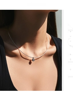 Détail du collier choker en argent 925 avec pendentif diamant rond sur le cou