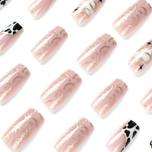 Unghie finte lunghe con linee dorate e stampa muccata su base nude stile francese
