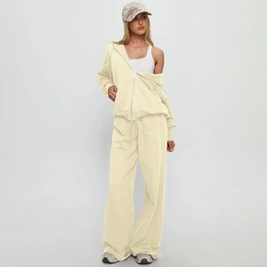 Détail de la taille élastique à cordon et de la texture du pantalon décontracté crème