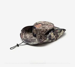Dettaglio del cappello boonie mimetico con rete traspirante e sottogola regolabile